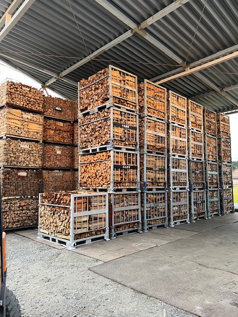 壁無し倉庫で1年間乾燥