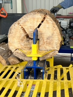 機器にて薪割り